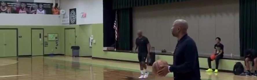 体育娱乐-还能看到老炮上场吗？40岁保罗今天在训练中空接挂筐暴扣