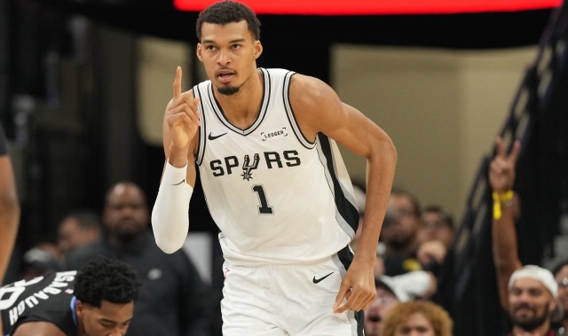 中国体育APP-文班亚马无情封盖艾顿切入抛投，场面令人心惊