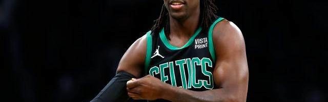 首页-1.35亿防守大闸复苏 布朗喊话激活冠军拼图