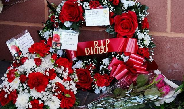 开云体育安卓下载-若塔因肺部手术无法乘机，本欲乘轮渡返回利物浦？