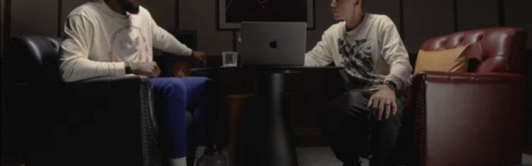 詹姆斯：只要辅助手伸直了推开对手就是进攻犯规 可以用肩膀对抗