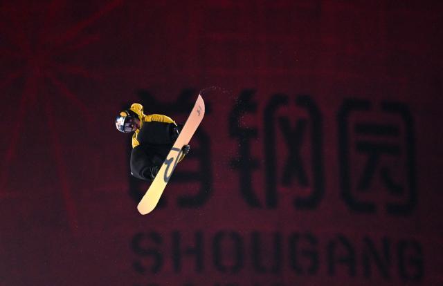 （体育）（10）单板滑雪——大跳台世界杯：苏翊鸣夺冠XxjpseC000537_20251206_PEPFN0A001.jpg